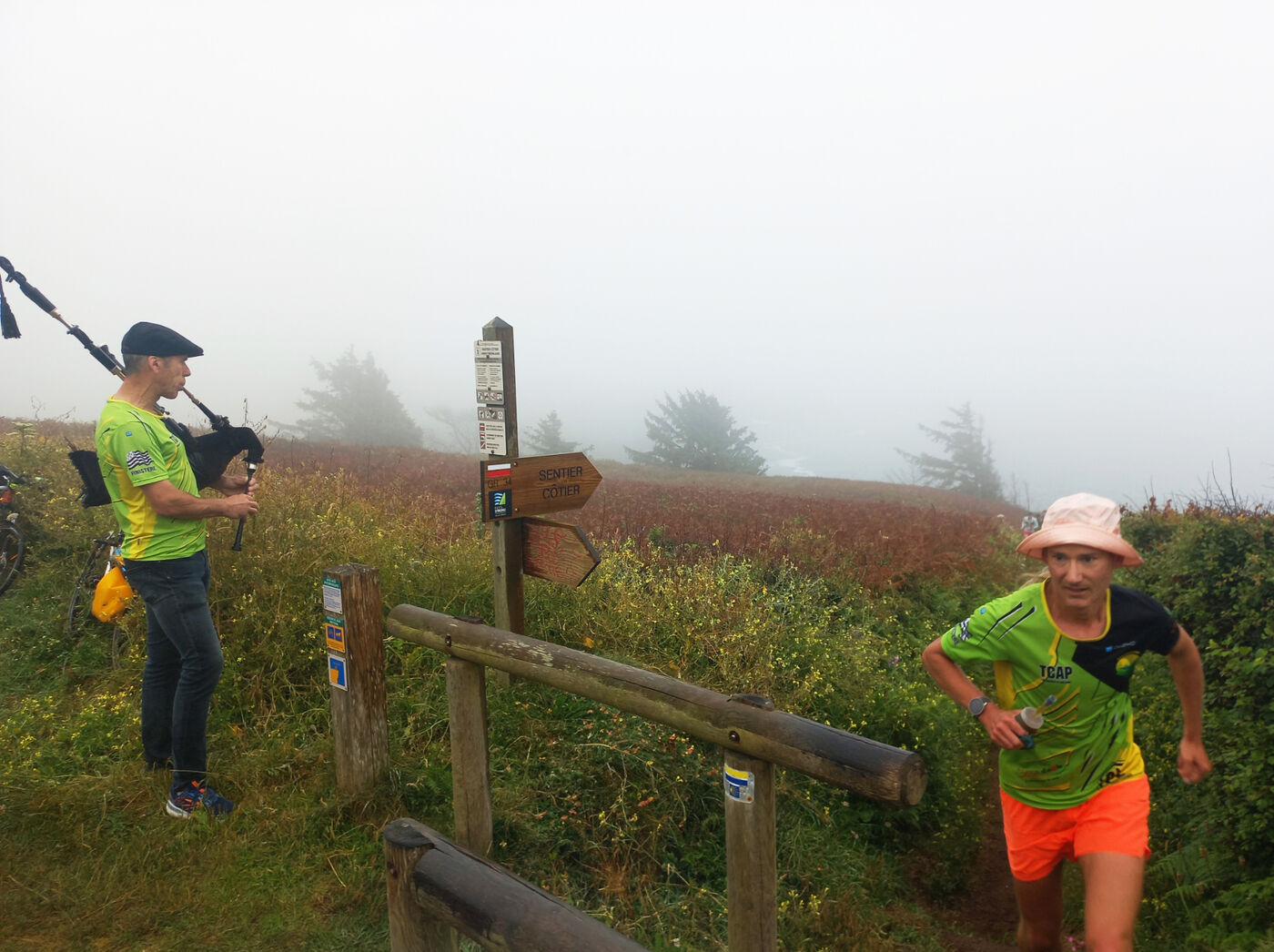 Le coureur au short orange sur la côte de Déolen